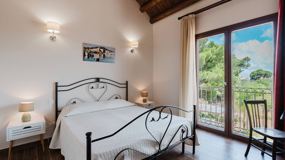 Rilievo Apartment | Room 'Anfora' with Mountain View, Wi-Fi and Air Conditioning