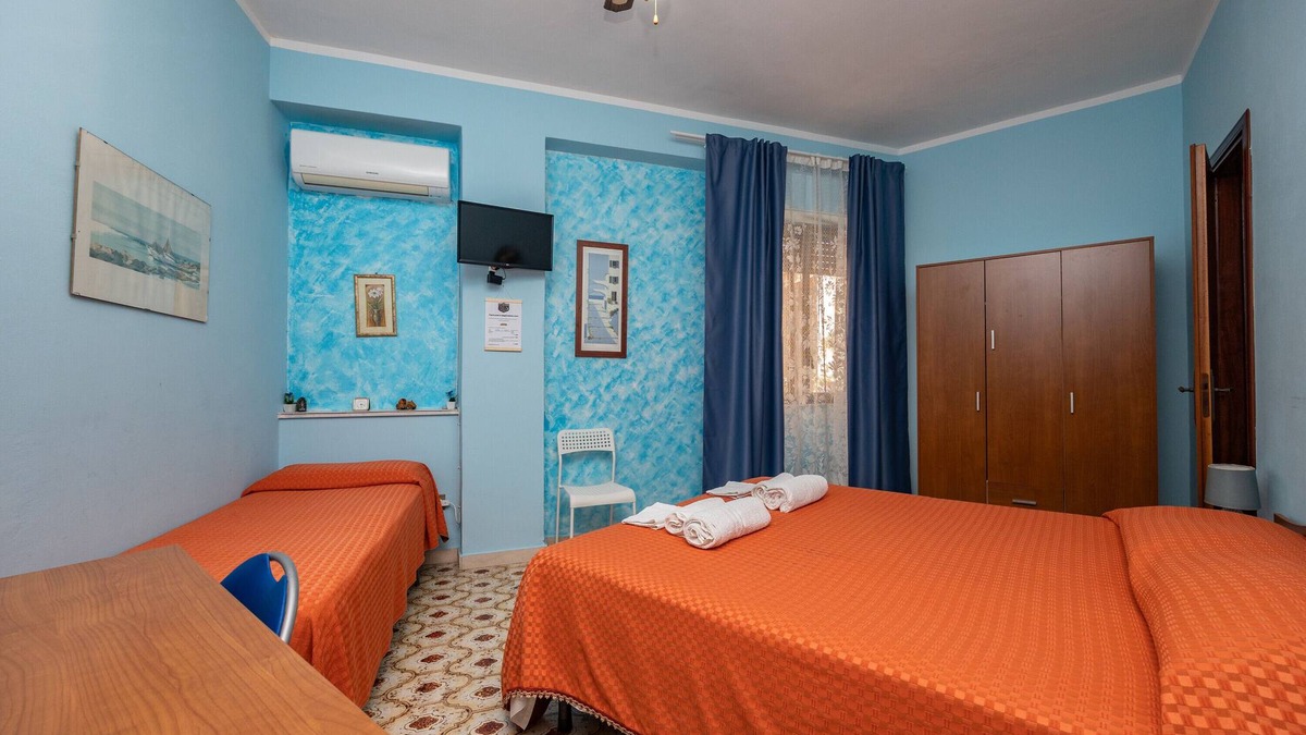 Ficarra Apartment | Room 'Appartamento 3 - Stanza 31' with Shared Terrace, Wi-Fi and Air Conditioning
