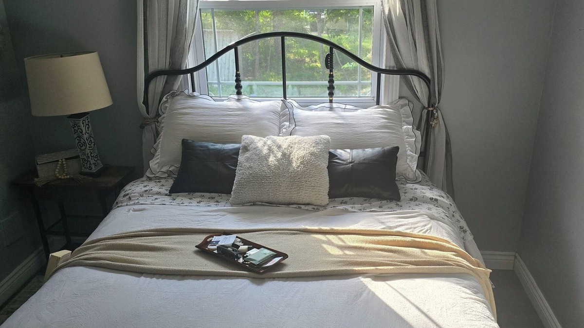 Sydney House | Room Available in Comfortable Cozy Cottage on Cottage Road.