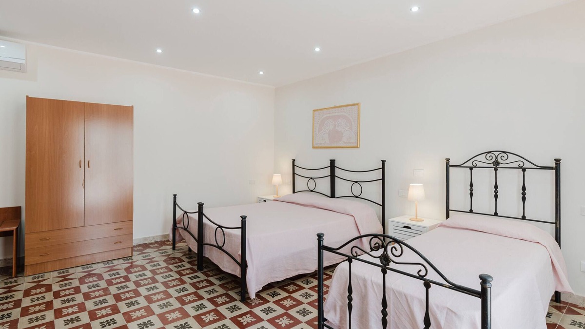 Rilievo Apartment | Room 'Azzarola' with Shared Garden, Wi-Fi and Air Conditioning