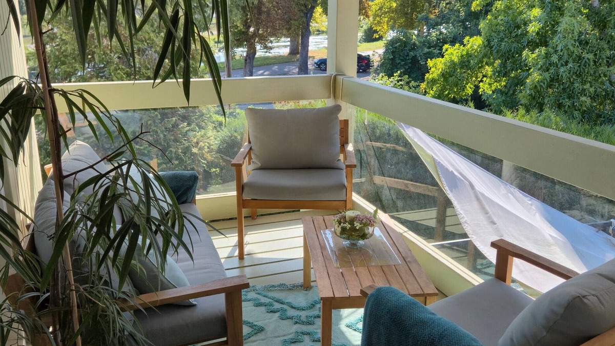 Charmes Apartment | Room + bathroom + balcony by the canal