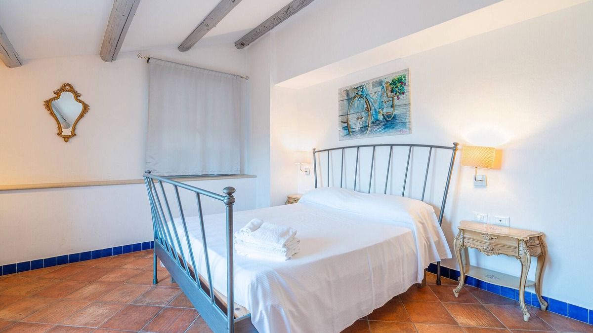 Syracuse Apartment | Room 'Cabernet R12' with Shared Pool, Wi-Fi and Air Conditioning