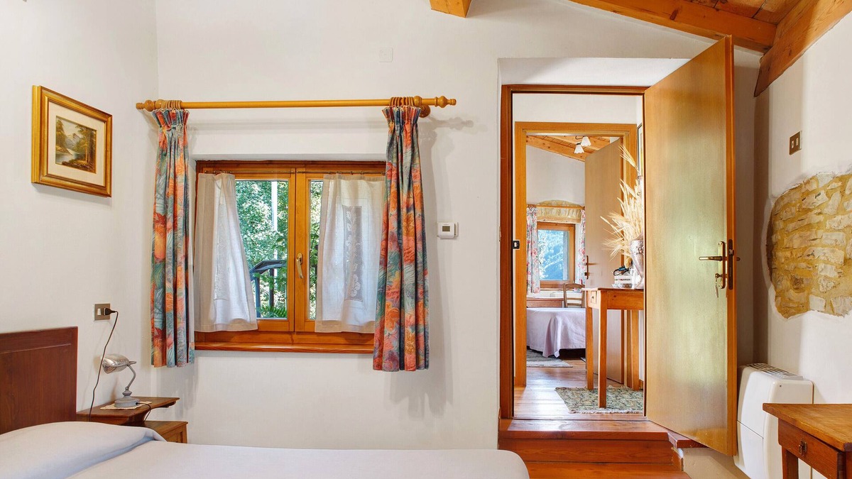 Arsie Apartment | Room 'Camera 2' with Mountain View, Shared Garden and Wi-Fi