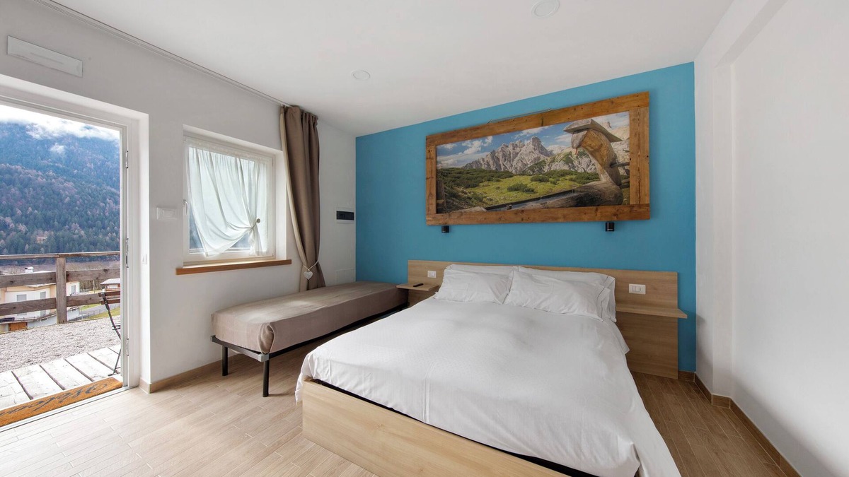 Domegge di Cadore Apartment | Room 'Camera 3 Azzurra Dva' with Lake View, Shared Terrace and Wi-Fi