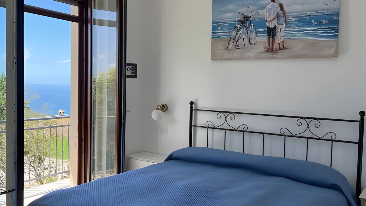 San Mauro Cilento Apartment | Room 'Camera Blu Vista Mare E Monti' with Sea View, Wi-Fi and Air Conditioning