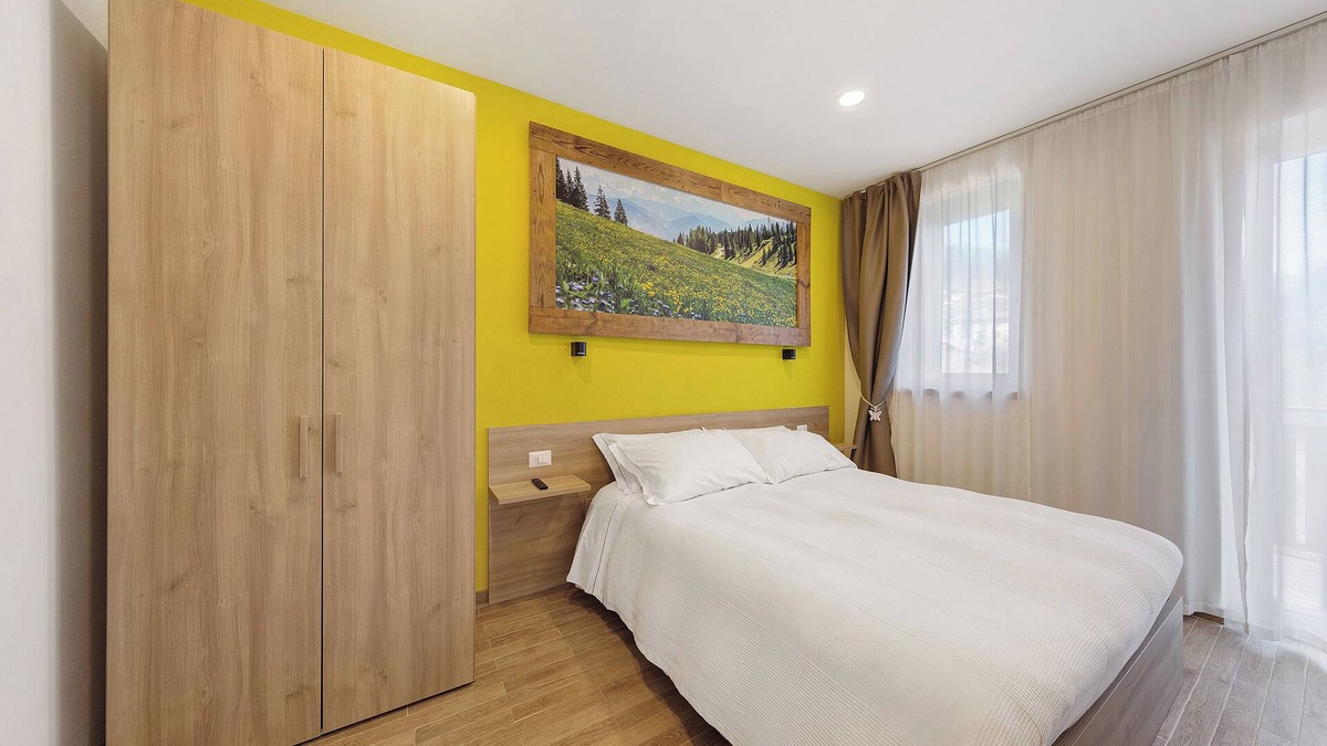 Domegge di Cadore Apartment | Room 'Camera K Giallo' with Lake View, Shared Terrace and Wi-Fi
