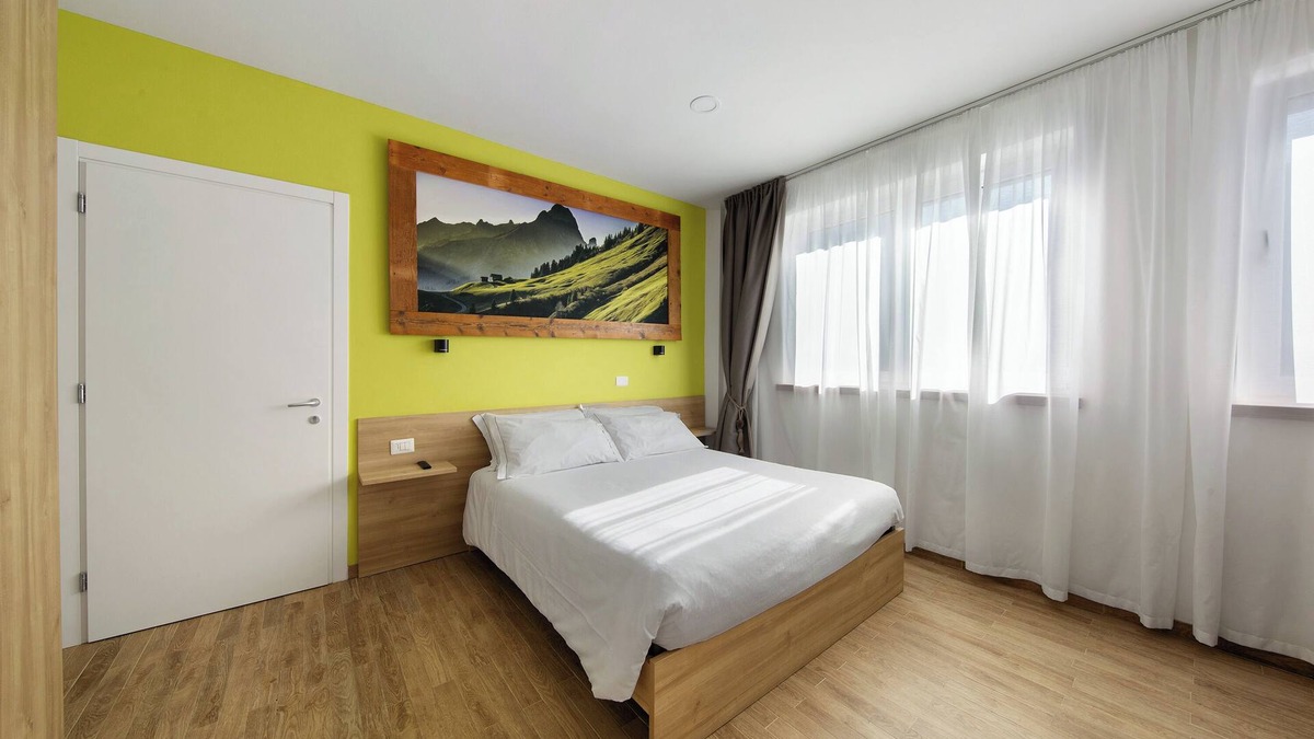 Domegge di Cadore Apartment | Room 'Camera S Verde Bagno Esterno Privat' with Lake View, Shared Terrace and Wi-Fi