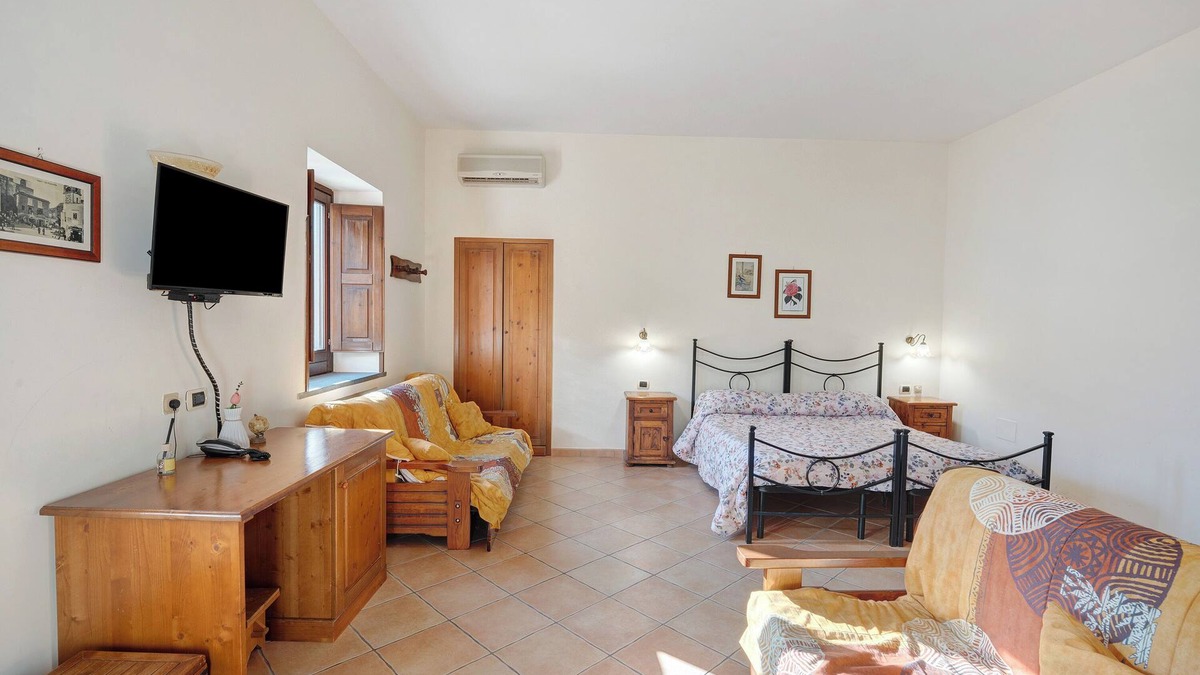 Gragnano Apartment | Room 'Capri Con Vista Monti E Cortile' with Shared Terrace, Shared Garden and Wi-Fi