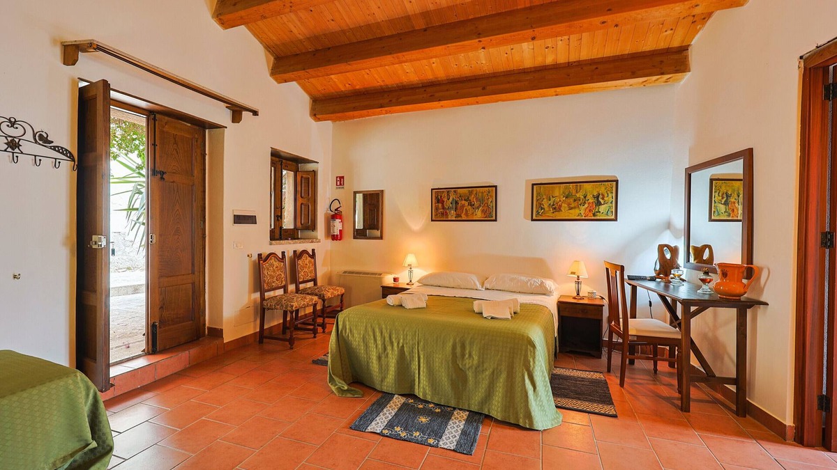 San Marco d'Alunzio Apartment | Room 'Casa Dello Algozirio' with Private Terrace