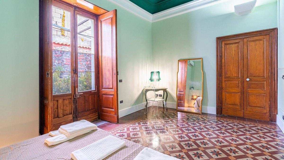 Santa Maria di Licodia Apartment | Room 'Civico 46 - Green' with Shared Terrace, Wi-Fi and Air Conditioning