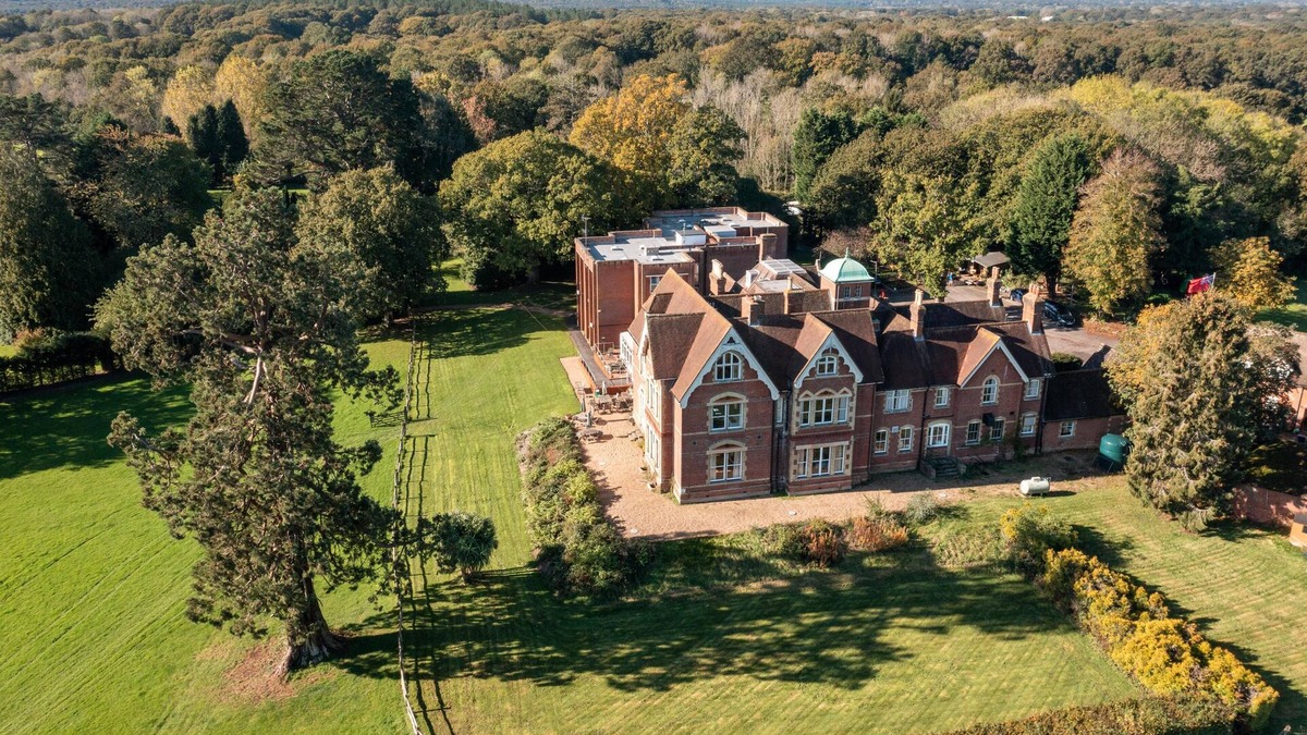 Cranleigh House | Room-comfortable and Spacious With Beaut