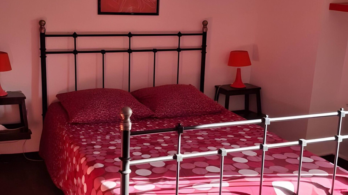 Montbrun-les-Bains Apartment | Room 'Coquelicot' with Mountain View, Shared Terrace and Wi-Fi