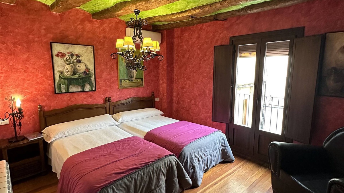 Lerin Apartment | Room 'El Tordo' with Mountain View, Wi-Fi and Air Conditioning