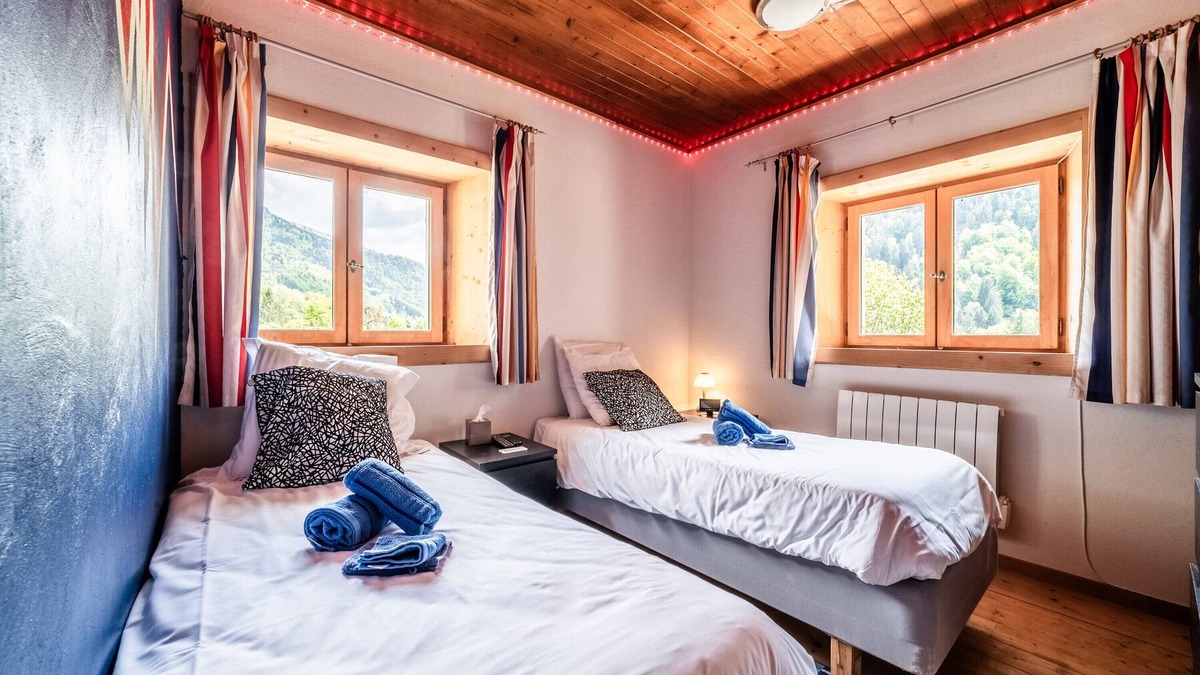 Saint-Jean-dʼAulps Apartment | Room 'Elisthur Chambre N°1' with Mountain View, Shared Terrace and Wi-Fi
