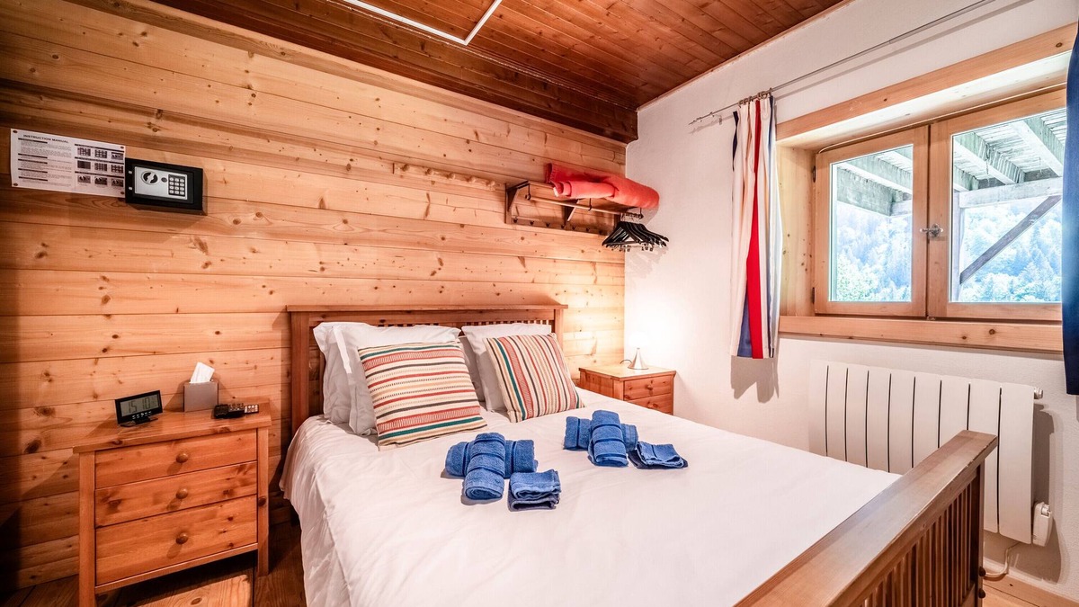 Saint-Jean-dʼAulps Apartment | Room 'Elisthur Chambre N°2' with Mountain View, Shared Terrace and Wi-Fi