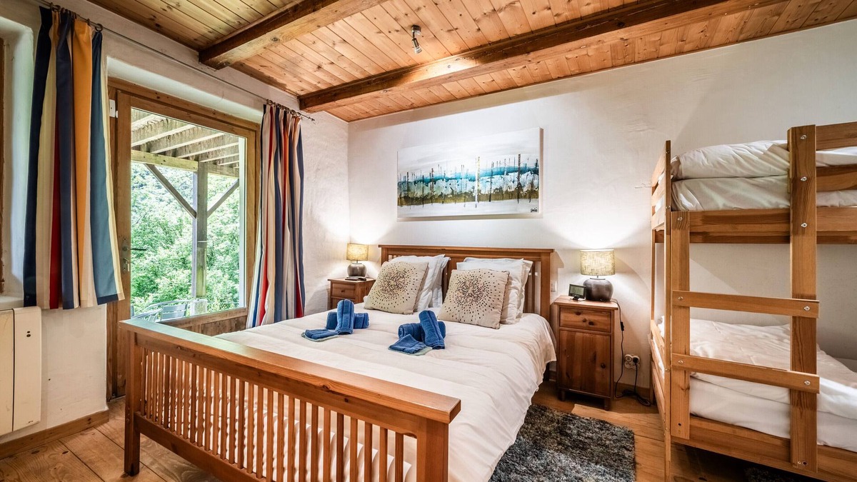 Saint-Jean-dʼAulps Apartment | Room 'Elisthur Chambre N°3' with Mountain View, Private Terrace and Wi-Fi
