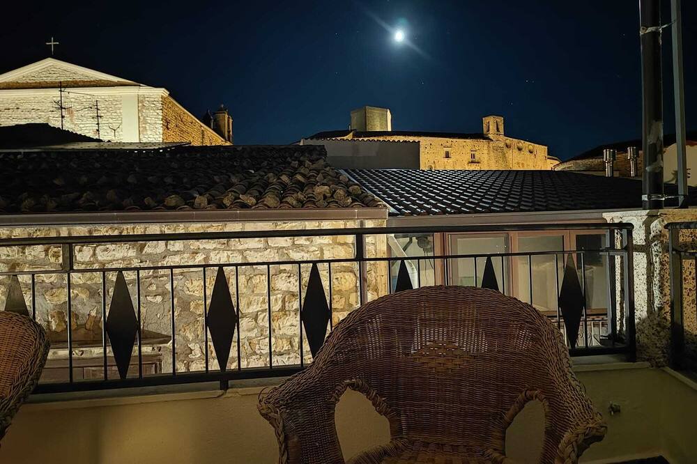 Giuliana Apartment | Room 'Federico 2°' with Mountain View, Wi-Fi and Air Conditioning