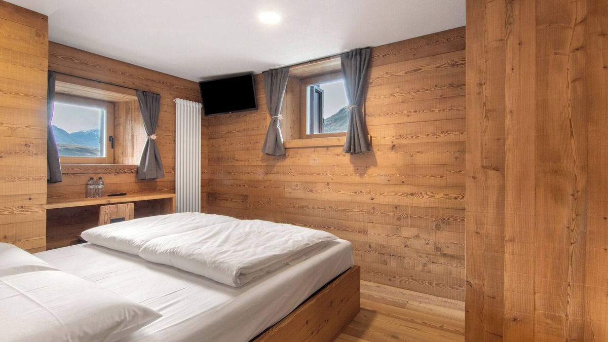 Montespluga Apartment | Room 'Ferré' with Lake View, Shared Garden and Wi-Fi