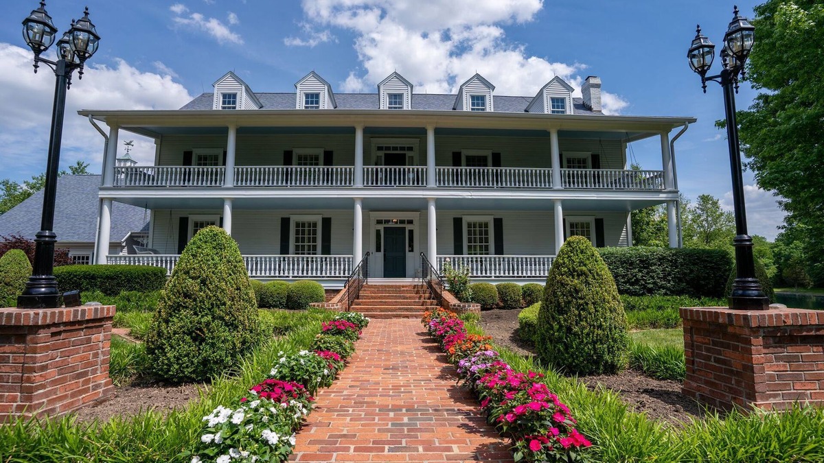 Carbondale House | Room for the Whole Family to Enjoy Thanksgiving Together!