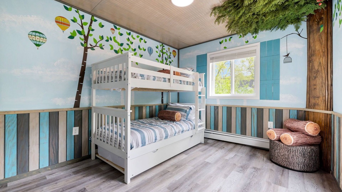 Colchester House | Room for the whole family 1/2 hour to Mohegan and Mystic Seaport
