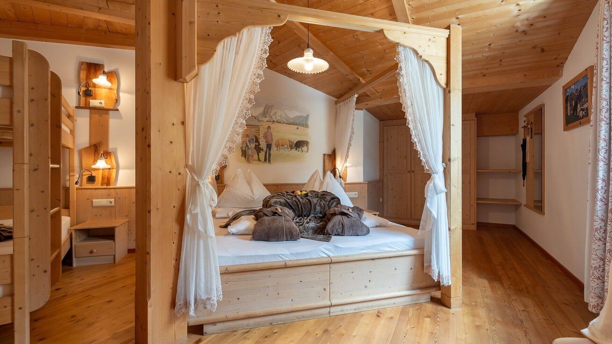 Bressanone Apartment | Room 'Four-Poster Bed Room' with Shared Terrace, Shared Garden and Wi-Fi