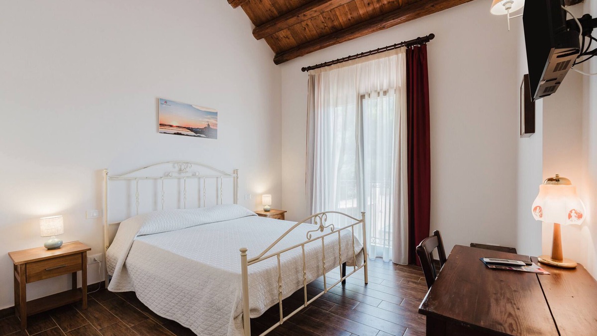 Rilievo Apartment | Room 'Giara' with Mountain View, Wi-Fi, and Air Conditioning