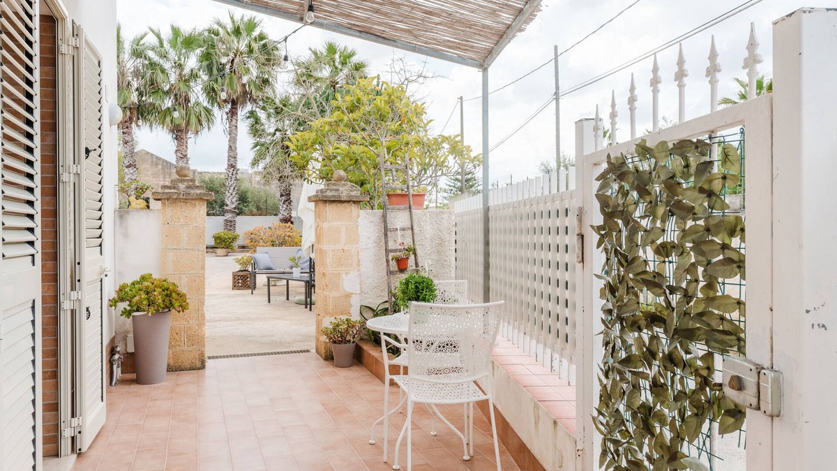 Marsala Apartment | Room 'Giovanna' with Shared Terrace, Wi-Fi and Air Conditioning