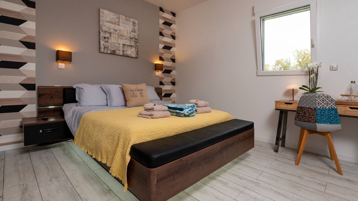 Ploeren Bed & Breakfast | Room 'Gwened' with Shared Terrace, Wi-Fi and Air Conditioning