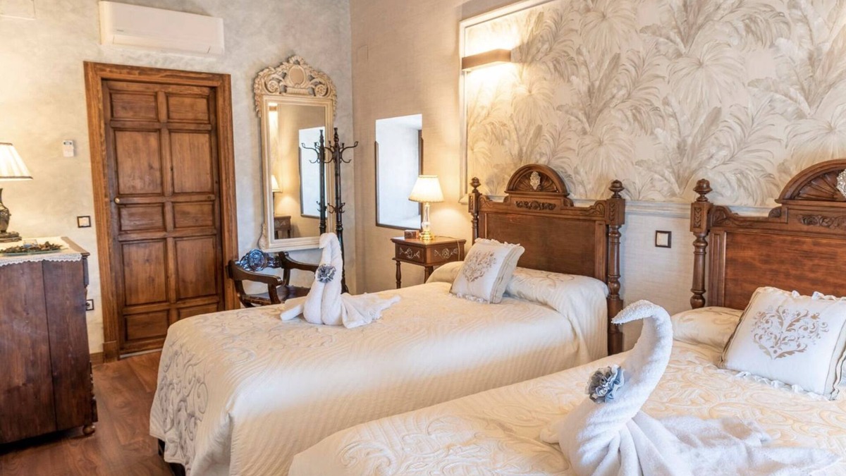 Noves Apartment | Room 'Habitación Constanza' with Shared Pool, Shared Terrace and Wi-Fi