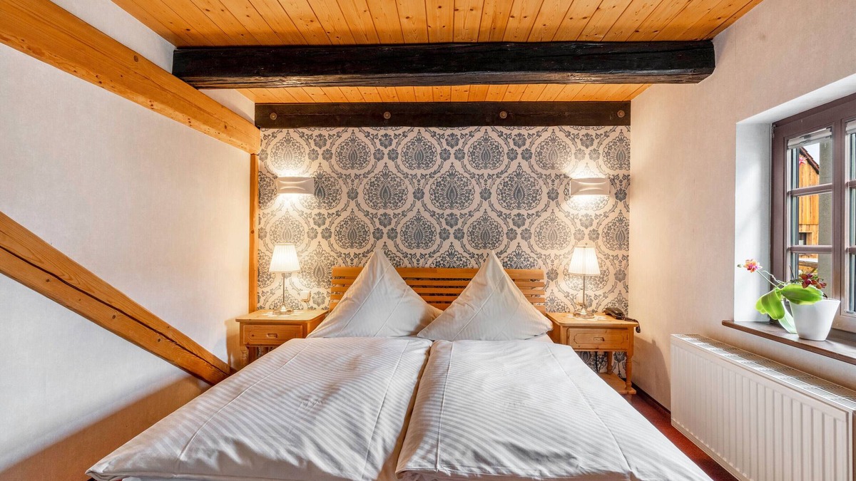 Klipphausen Apartment | Room 'Im Weinrestaurant 6' with Shared Garden and Wi-Fi