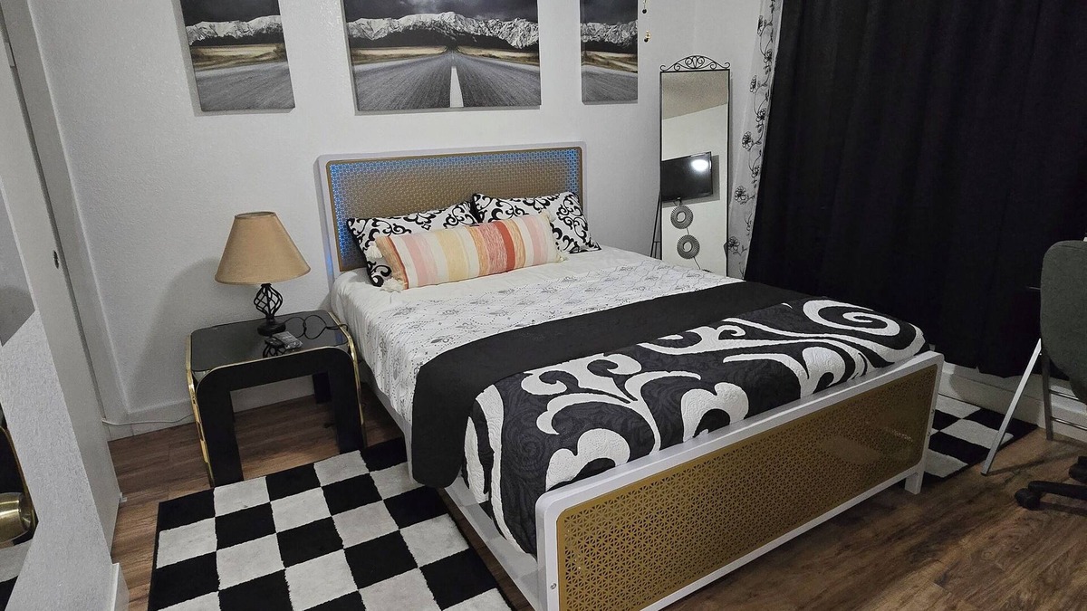 Lancaster House | room in a house with WiFi, AC, Microwave, Refrigerator, Tv, private entrance.