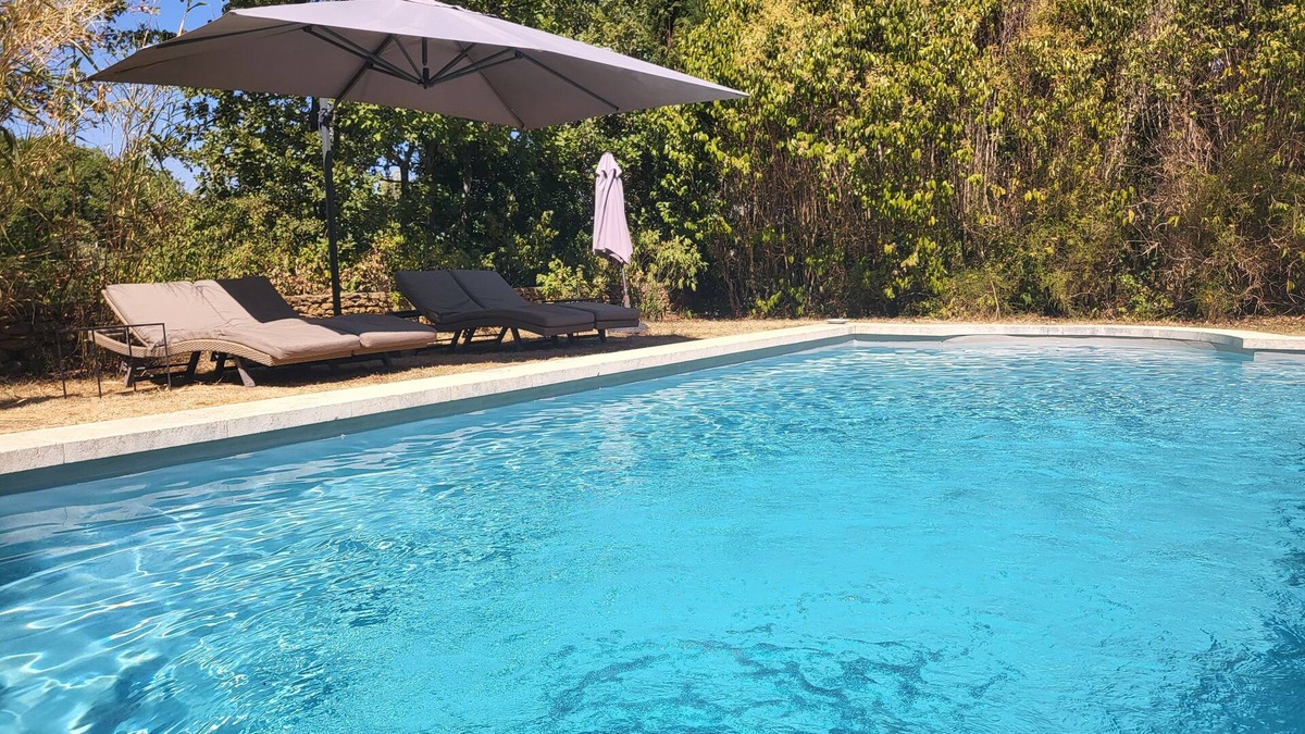 Oppede Bed & Breakfast | Room in private cabana, bathroom, WC, small kitchen, private pool
