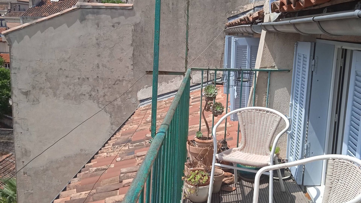 6th Arrondissement Bed & Breakfast | Room in quiet, central apartment