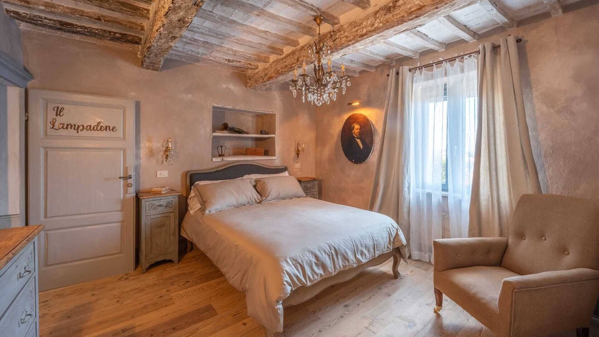 Campiglia d'Orcia Apartment | Room 'L'imbrunire - Il Lampadone' with Shared Garden, Wi-Fi and Air Conditioning