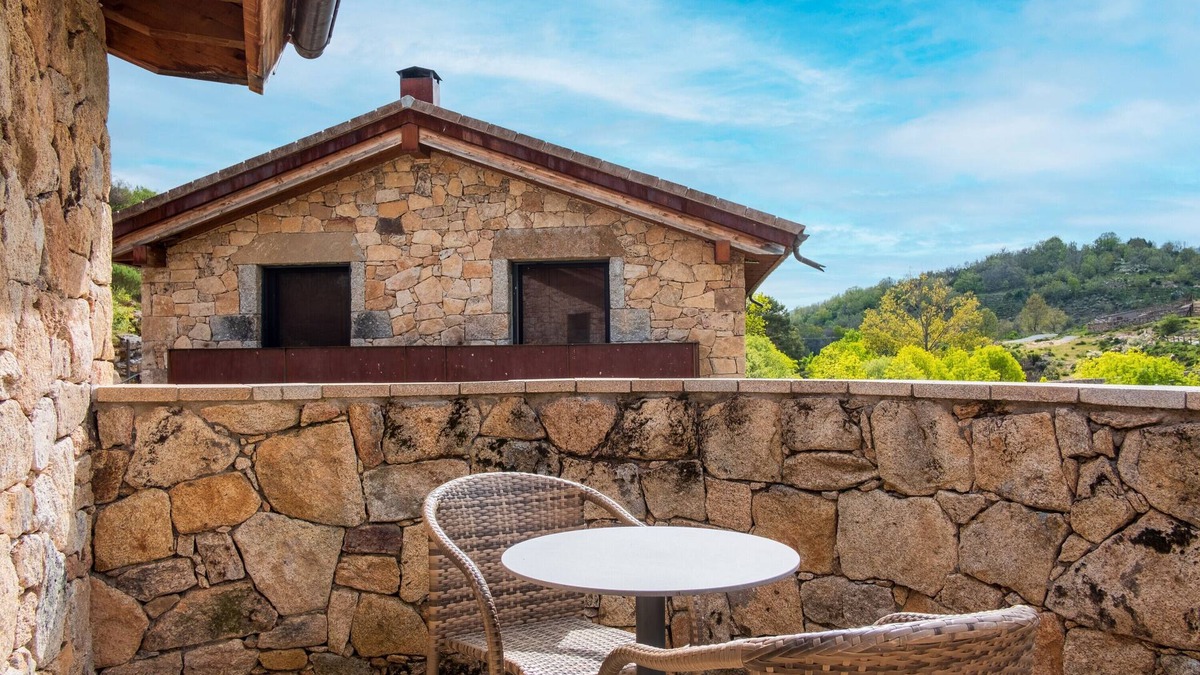 San Juan de Gredos Apartment | Room 'La Mira Chimenea Y Terraza' with Mountain View, Private Terrace and Wi-Fi