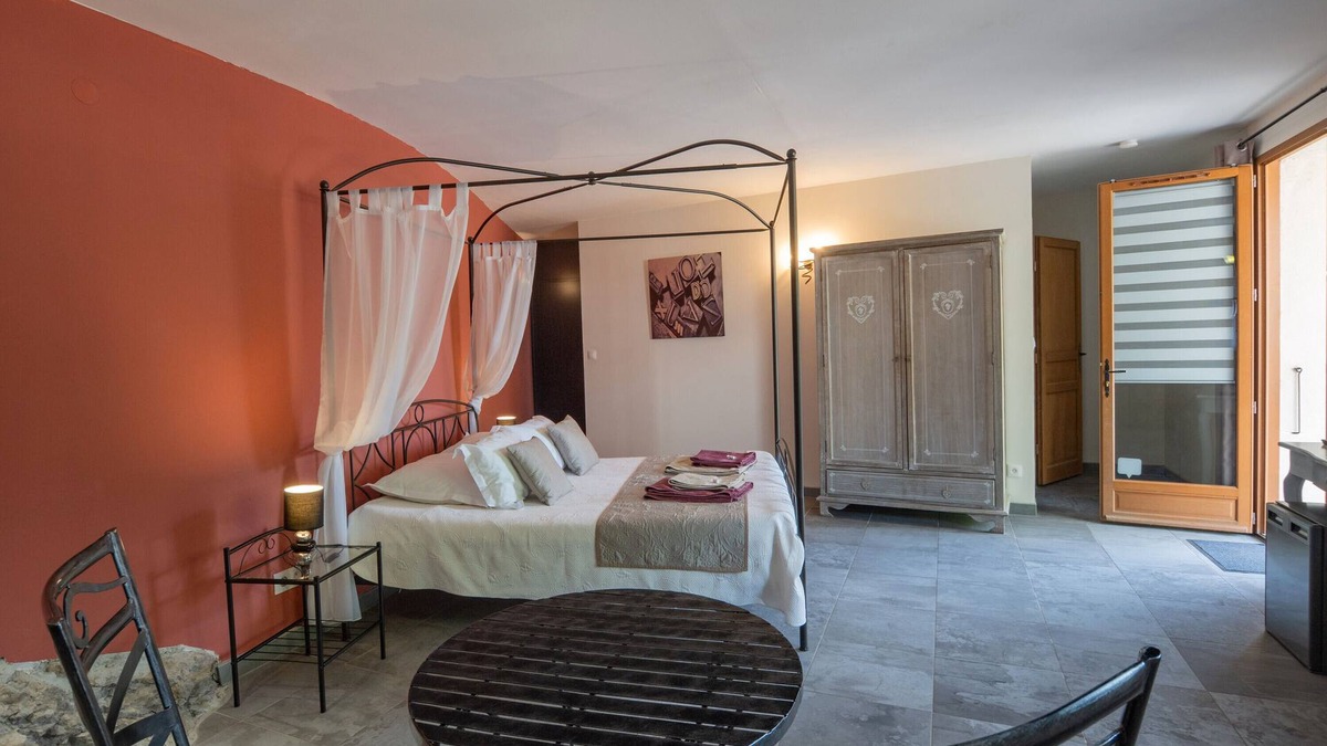 Saint Alban Auriolles Apartment | Room 'La Peireta-Romantique' with Shared Pool, Wi-Fi and Air Conditioning