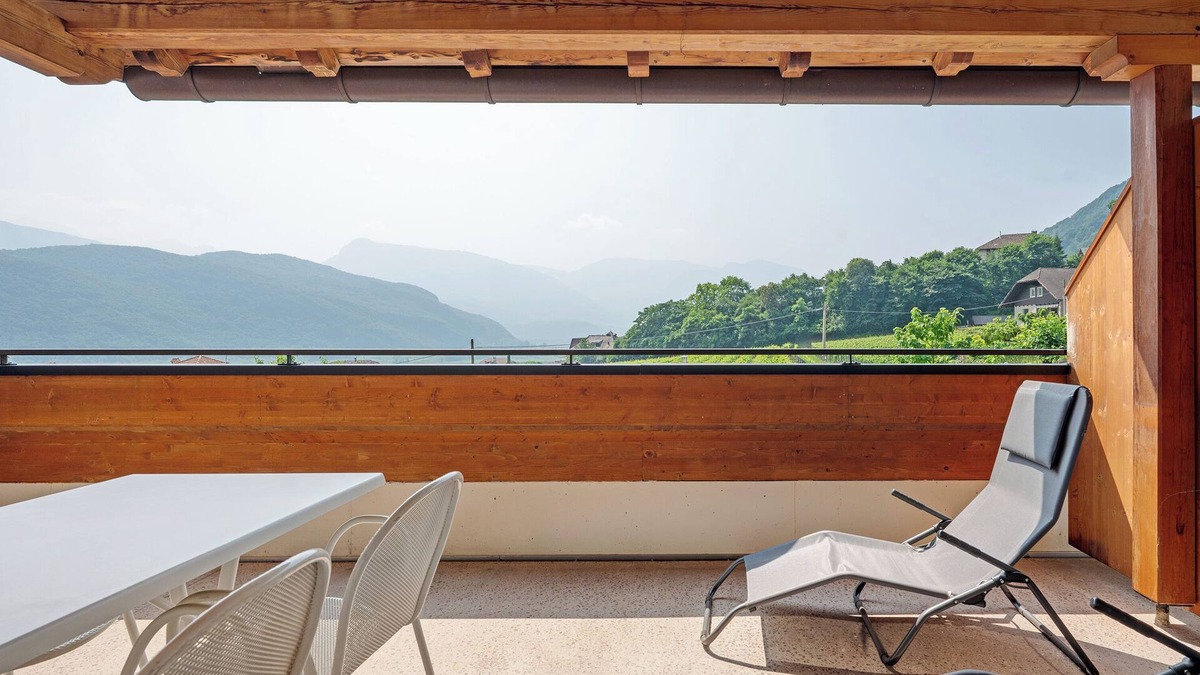 Sankt Josef Am See Apartment | Room 'Lahnblick' with Lake View, Shared Pool and Wi-Fi