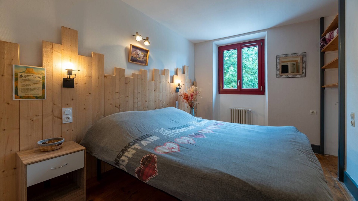 Vassieux-en-Vercors Apartment | Room 'Les Carlines 2' with Mountain View, Shared Terrace and Wi-Fi