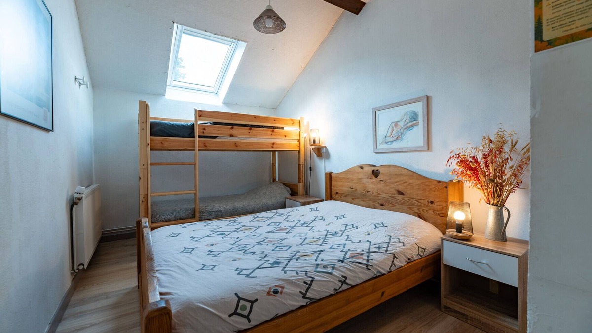 Vassieux-en-Vercors Apartment | Room 'Les Carlines 5' with Mountain View, Shared Terrace and Wi-Fi