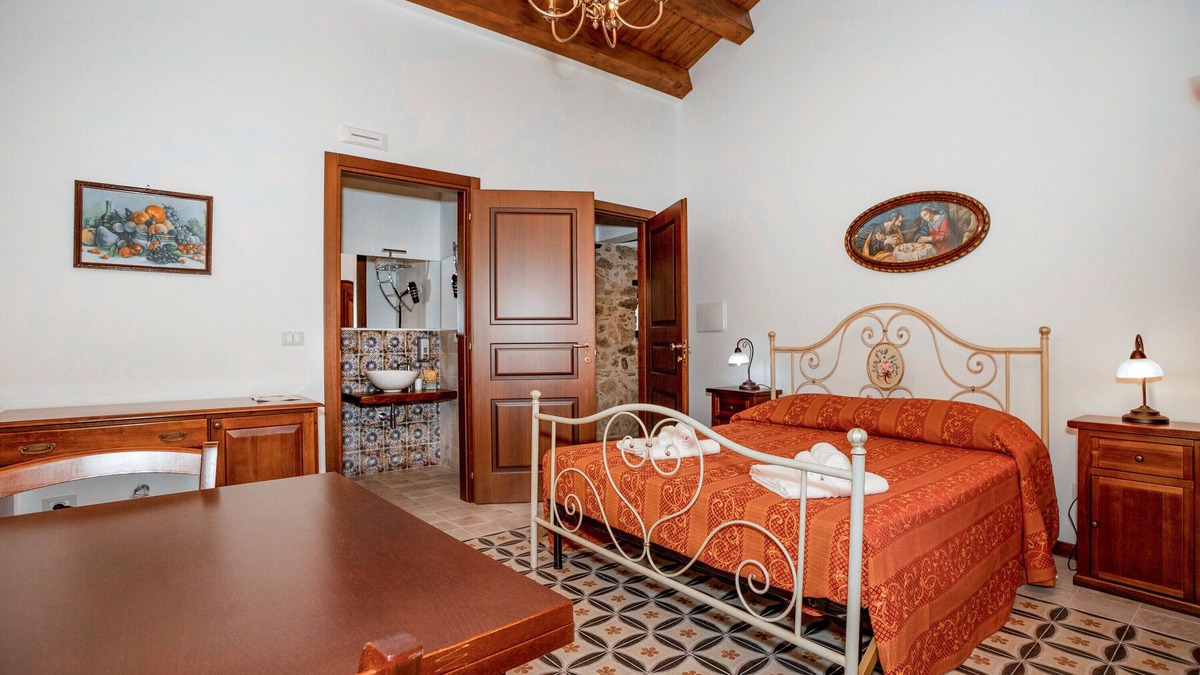 Sant'Angelo di Brolo Apartment | Room 'Luna' with Mountain View, Wi-Fi and Air Conditioning