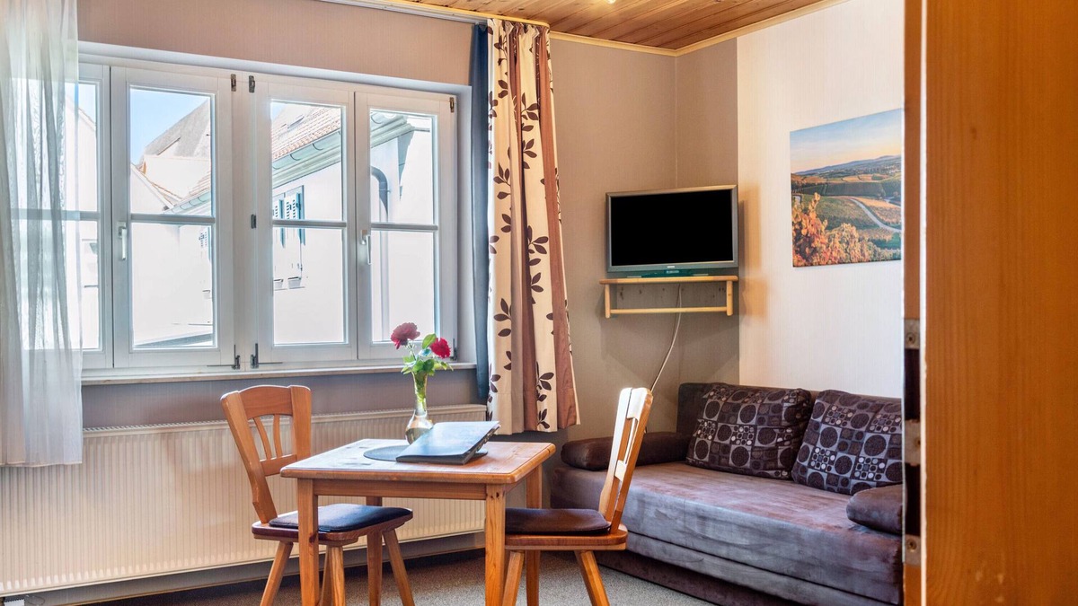 Iphofen Apartment | Room 'Lutz - Zimmer 1' with Shared Terrace, Shared Garden and Wi-Fi