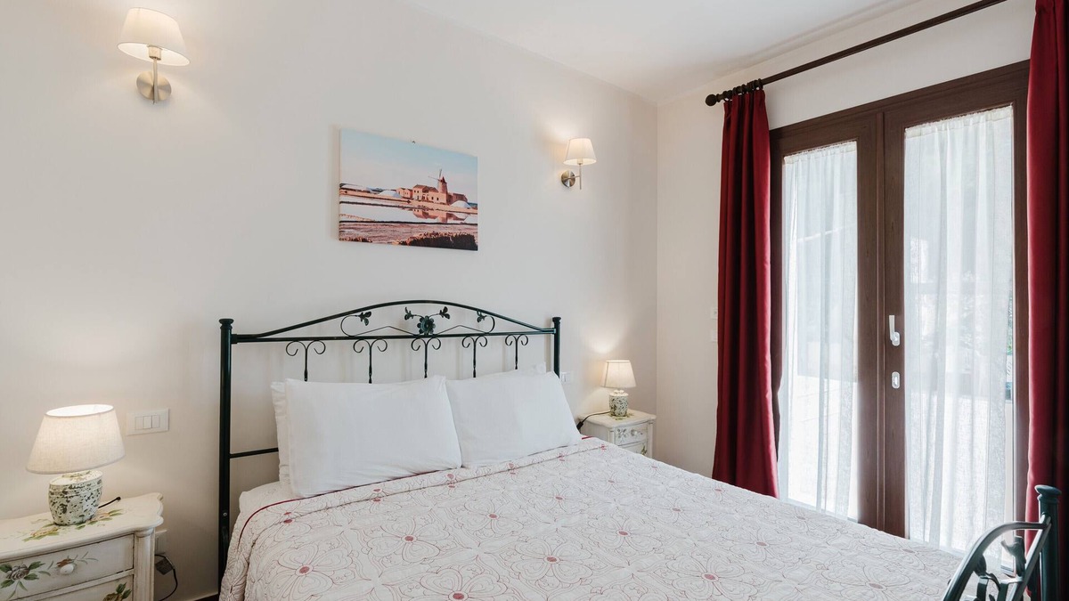 Rilievo Apartment | Room 'Maidda' with Shared Garden, Wi-Fi and Air Conditioning