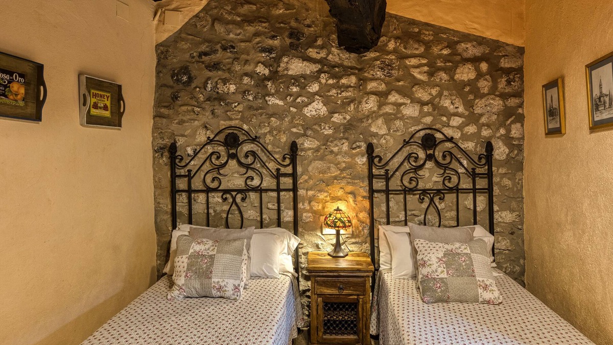 Montagut Apartment | Room 'Monastrell' with Mountain View, Shared Pool and Shared Terrace