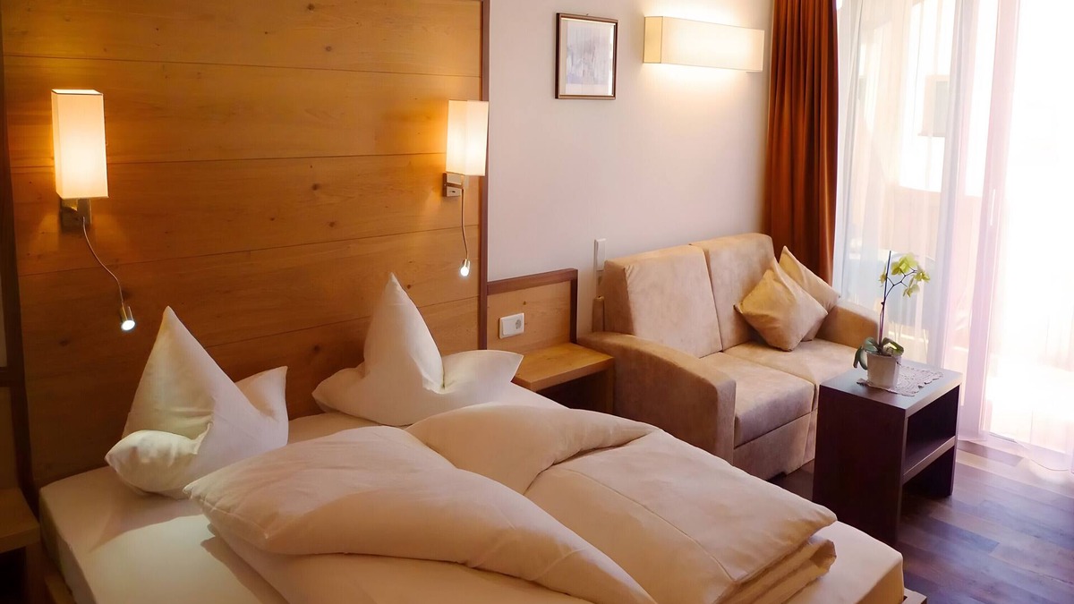 Burgusio Apartment | Room 'Moriggl Zimmer Seilschaft' with Mountain View, Shared Terrace and Wi-Fi