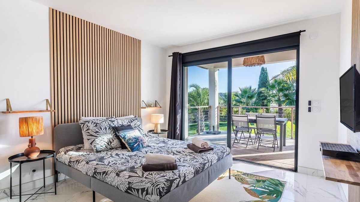 Plaissan Bed & Breakfast | Room n°1 in Villa SCL - Summer kitchen - Heated swimming pool Jacuzzi - Terrace