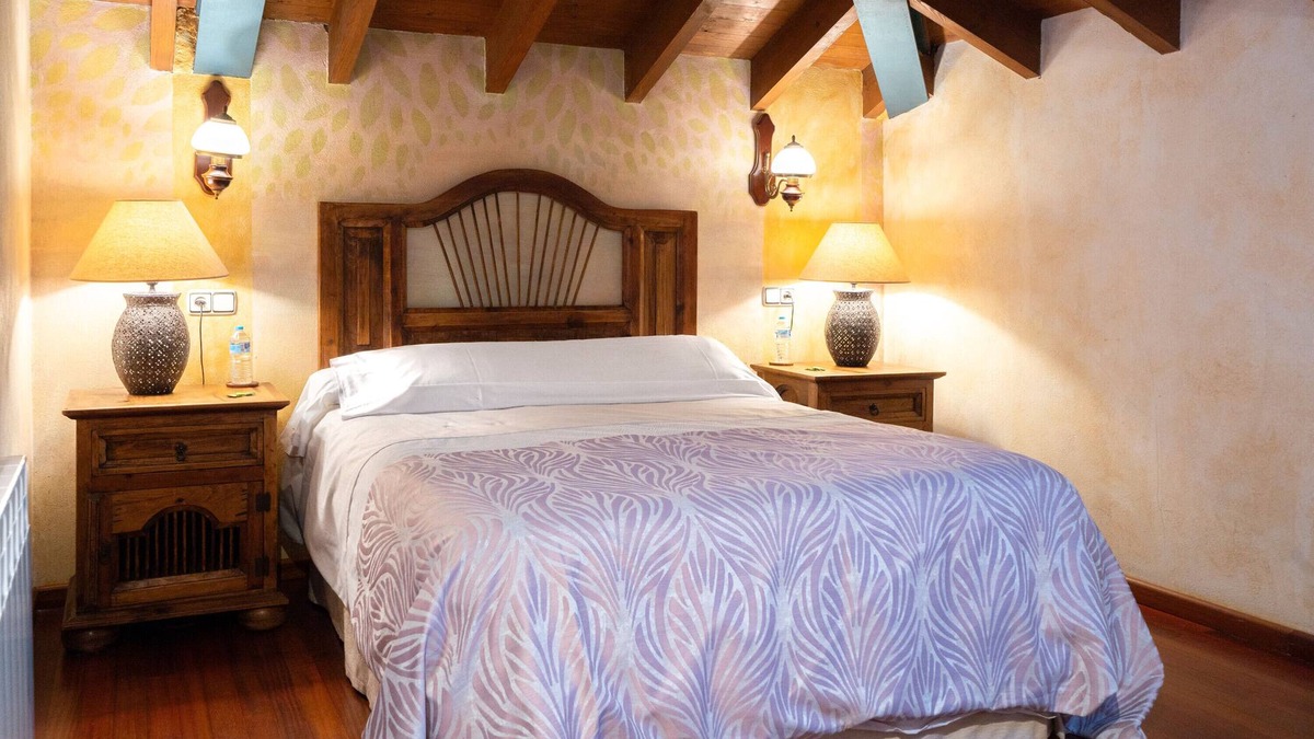 Santianes de Ola Apartment | Room 'Nogal' with Mountain View, Shared Garden and Wi-Fi