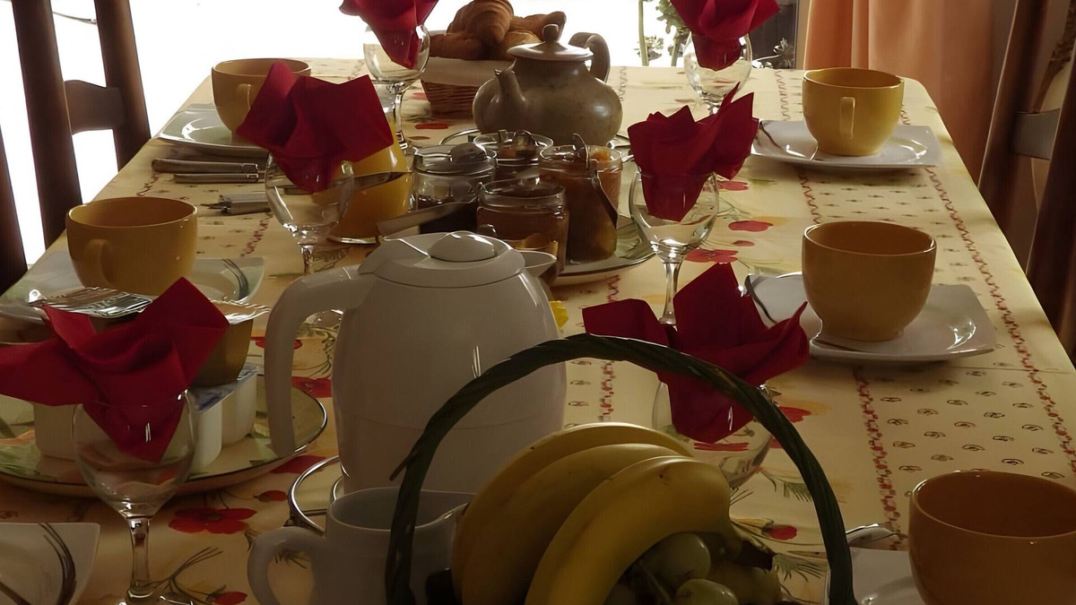 Visan Apartment | Room 'Oliveraie' with Mountain View, Shared Terrace and Wi-Fi