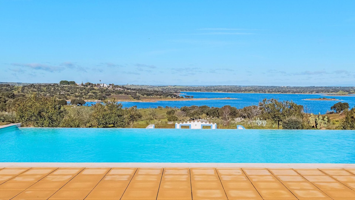 Elvas House | Room 'Perdiz' with Shared Pool, Wi-Fi and Air Conditioning