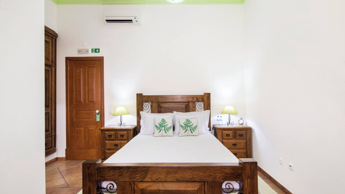 Espirito Santo Apartment | Room 'Quarto Verde - Patio View' with Shared Pool, Wi-Fi and Air Conditioning