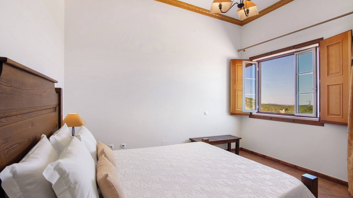 Espirito Santo Apartment | Room 'Quarto Dourado - Countryside View' with Shared Pool, Wi-Fi and Air Conditioning